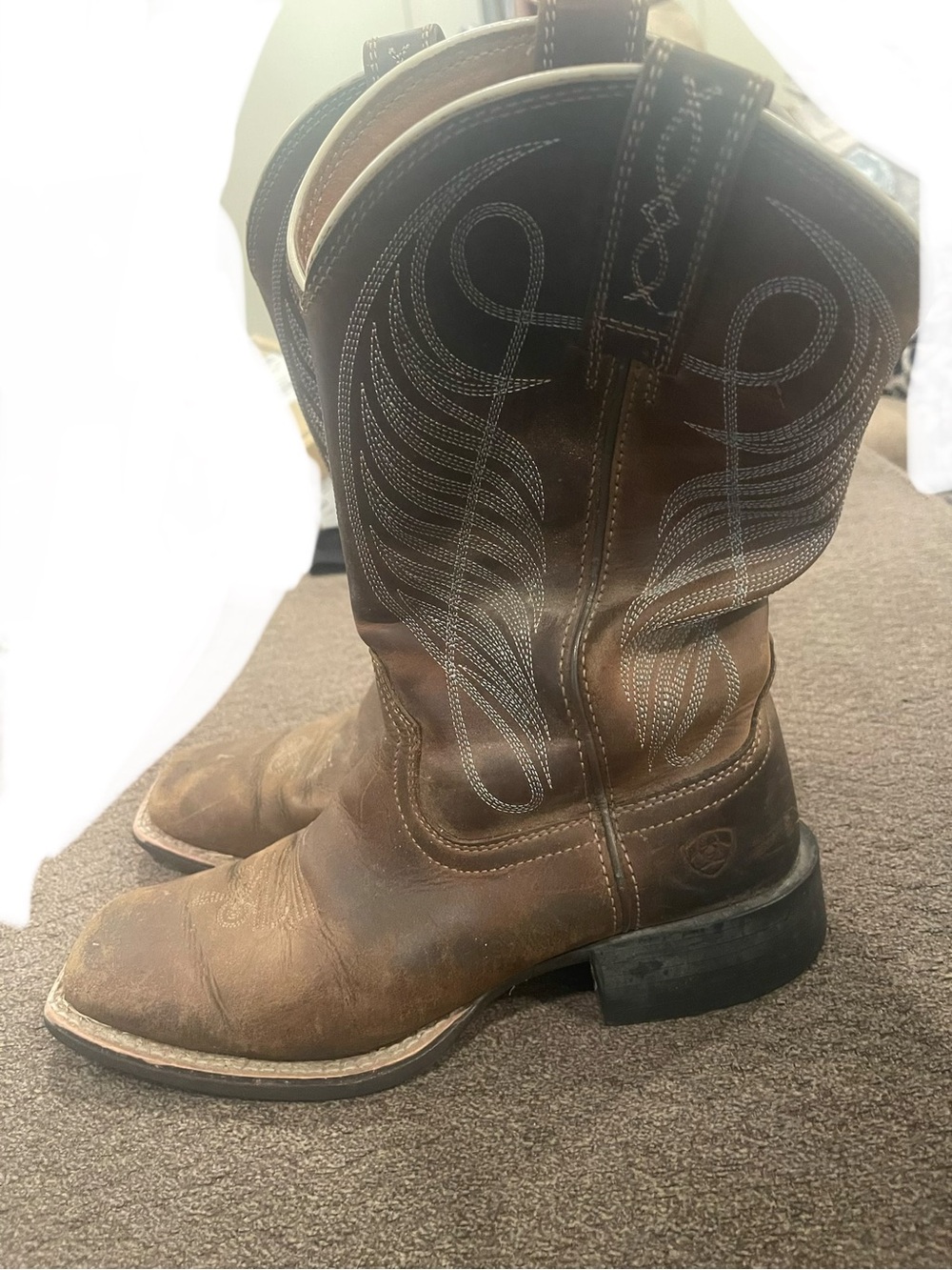 ❤️‍🔥sold❤️‍🔥Ariat Roundups powder Brown Leather Boot with Teal Interior.